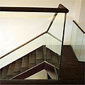 Stahltreppe mit Geländer aus Glas und Holz