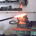 Bearbeitung des glühenden Eisens mit dem Schmiedehammer